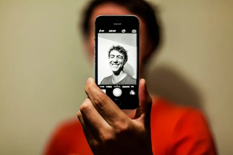 gay dating app, profile picture tips